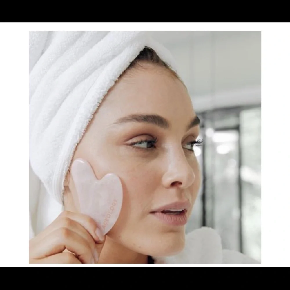 NEW ACEOLOGY GUA SHA ROSE QUARTZ FACIAL MASSAGER NIB WITH CARRYING VELVET BAG